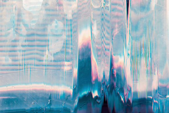 Holografischer Hintergrund. Glitch-Fehler. Pastellrosa blaues Farbverlaufsrauschen auf zerkratztem Bildschirm.