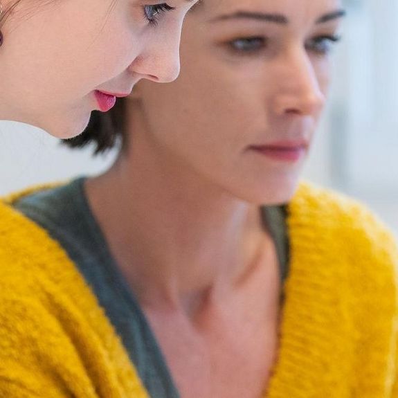 Abbildung von Kolleg_innen die am Arbeitsplatz arbeiten