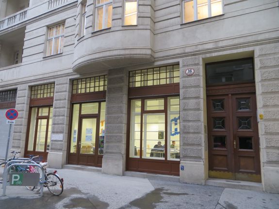 In der Paniglgasse 16 wurde das ehemalige Ladengeschäft adaptiert und steht seit Sommer 2012 der HTU als Lernraum zur Verfügung. In der Paniglgasse 16 wurde das ehemalige Ladengeschäft adaptiert und steht seit Sommer 2012 der HTU als Lernraum zur Verfügung.