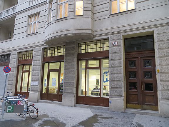 In der Paniglgasse 16 wurde das ehemalige Ladengeschäft adaptiert und steht seit Sommer 2012 der HTU als Lernraum zur Verfügung. In der Paniglgasse 16 wurde das ehemalige Ladengeschäft adaptiert und steht seit Sommer 2012 der HTU als Lernraum zur Verfügung.