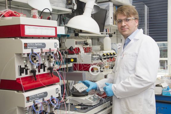 Michael Schön im Labor an der TU Wien Michael Schön im Labor an der TU Wien