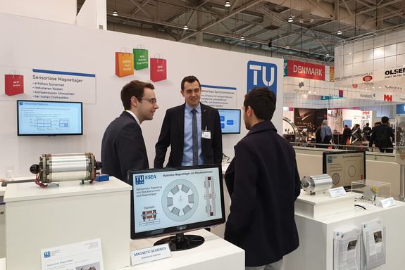 Richard Spießberger (left) and Andreas Brunner (right) – both from TU Wien – answering the questions of a visitor.