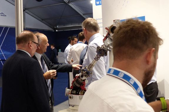 Vice Rector Prof. Johannes Fröhlich visiting the TU Wien Stand at the FIA 2022 – 07