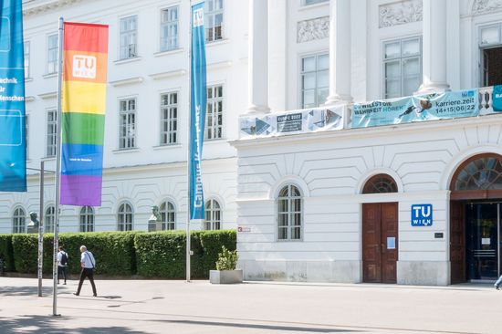 Flaggen wehen im Wind vor dem TU Hauptgebäude