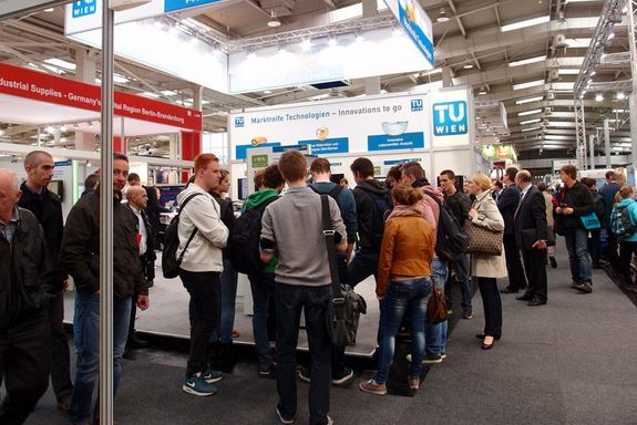Besucher_innen auf der Messe