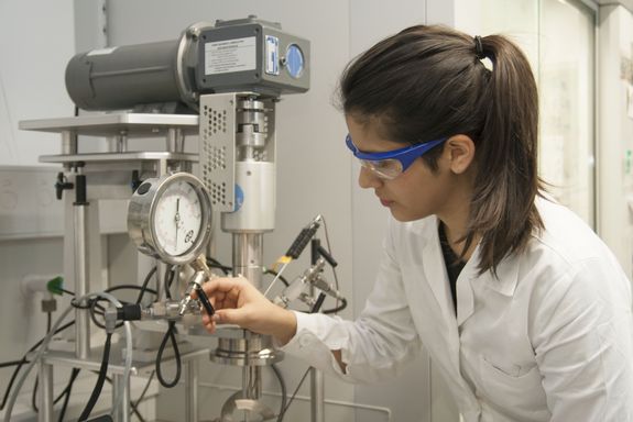 Sofia Torres Venegas überprüft ein Ventil des Hochdruckreaktors.