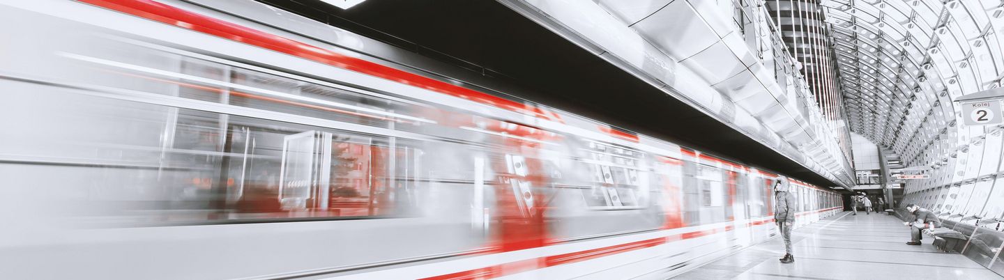 Ein Zug verlässt den Bahnsteig.