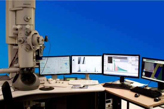 Mehrere Bildschirme und eine große Maschiene