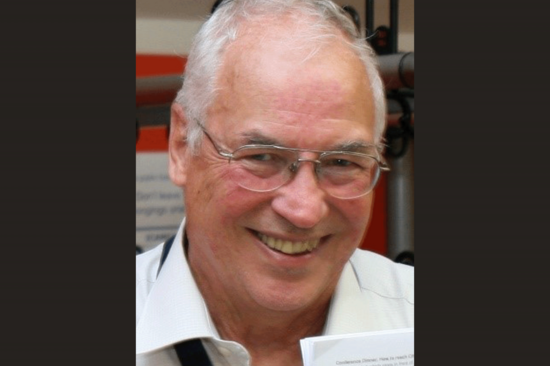 Porträt Walter Steiner mit dunkelgrauem Rand