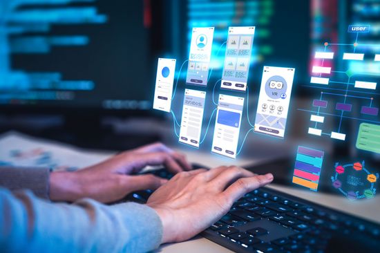Mehrere Fenster zeigen diverse digitale Kommunikationsmittel und eine Person tippt am Computer