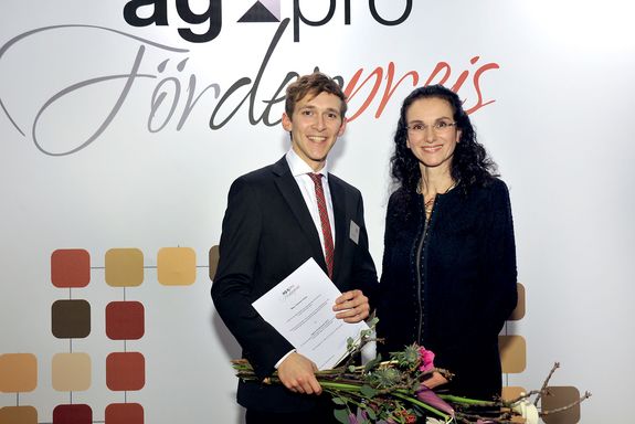 IBM-Generaldirektorin Tatjana Oppitz und Preisträger Clemens Huber bei der agpro-Preisverleihung 2012 IBM-Generaldirektorin Tatjana Oppitz und Preisträger Clemens Huber bei der agpro-Preisverleihung 2012