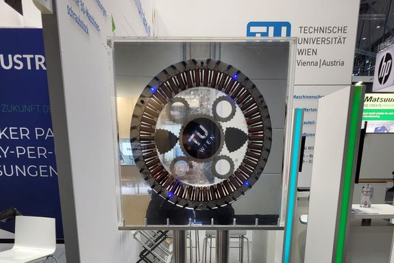 Eye-catcher in hall 4 (Engineered Parts & Solutions) with reference to the "sensorless control" in hall 11 (Automation, Motion & Drives)