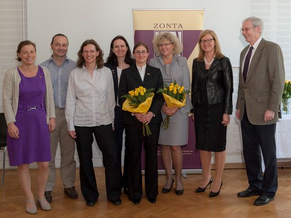 v.l.n.r.: Gudrun Weinwurm, Prof. Heinz Pettermann, Clara Schuecker, Isabella Skrna-Jakl, Melanie Todt, Rektorin Sabine Seidler, Vizerektorin Anna Andrea Steiger, Prof. Franz Rammerstorfer (Foto: Matthias Heisler) v.l.n.r.: Gudrun Weinwurm, Prof. Heinz Pettermann, Clara Schuecker, Isabella Skrna-Jakl, Melanie Todt, Rektorin Sabine Seidler, Vizerektorin Anna Andrea Steiger, Prof. Franz Rammerstorfer (Foto: Matthias Heisler)