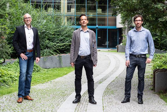 Das Team beim Fototermin im Freien mit genügend Sicherheitsabstand zueinander.