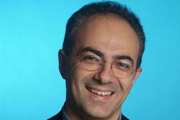 Schahram Dustdar Portrait photo of Sharam Dustdar on the bright blue background
