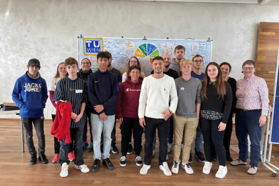 Gruppenfoto Lehrlinge und Ausbildner_innen der TUW