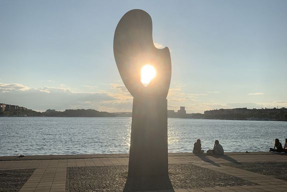 Skulptur am Flussufer