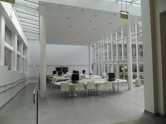 Die Aula in der Gusshausstraße kann auch als Aufenthaltszone genutzt werden. Die Aula in der Gusshausstraße kann auch als Aufenthaltszone genutzt werden.