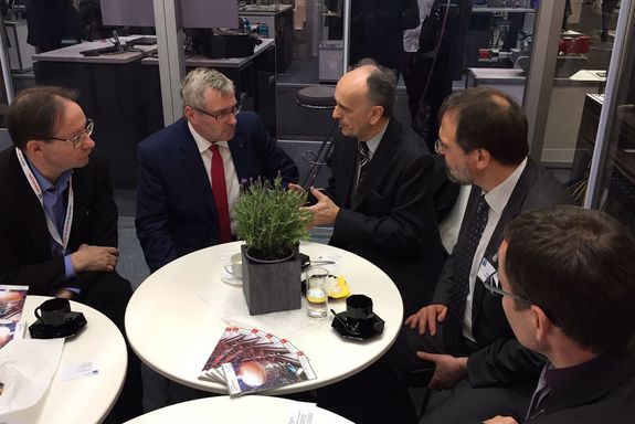 Vice Rector Prof. Dr. Froehlich talking to Dr. Juergen Ude (State Secretary State Secretary in the Ministry of Economics, Science and Digitization, Sachsen-Anhalt) TU Wien's Vice rector, Prof. Dr. Johannes Fröhlich, talks to four other men sitting around a table trinking coffee.