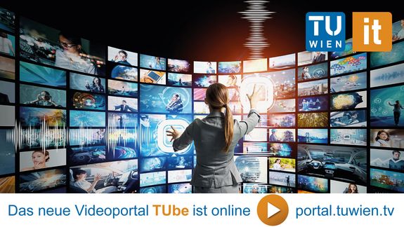 Eine Frau steht vor einer Wand voller Bildschirme.