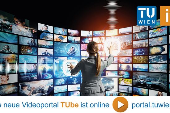 Eine Frau steht vor einer Wand voller Bildschirme. 