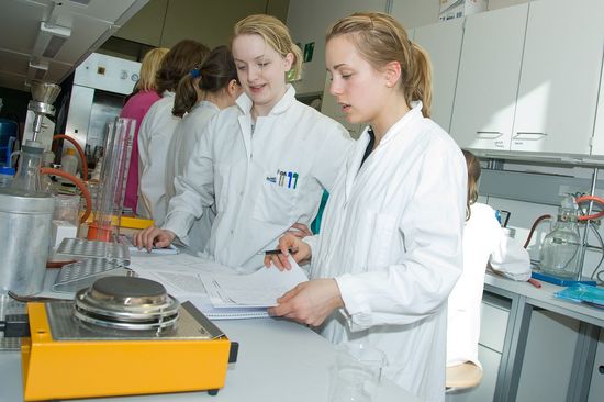 Studierende im Laboratorium