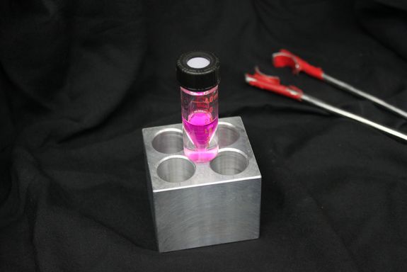 Das Tetrazin im Reaktionsgefäß, in welchem die Radiomarkierung durchgeführt wird.