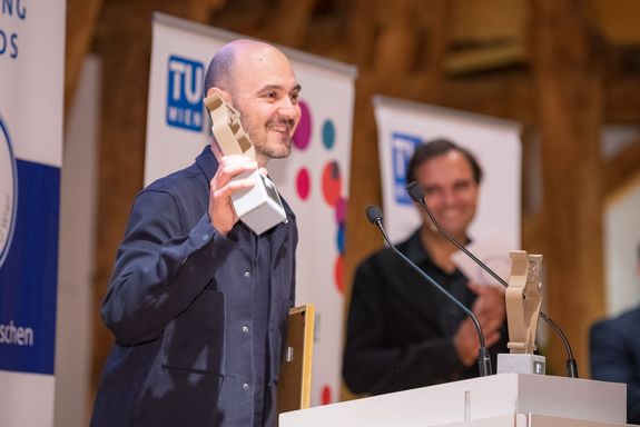 Best Teacher 2018: Lorenzo De Chiffre Lorenzo De Chiffre steht an einem Rednerpulter und hält seinen Best Teaching Award.