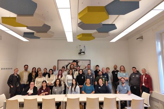 Gruppenfoto von Ausbildner_innen, Lehrlinge und Ansprechperson. 