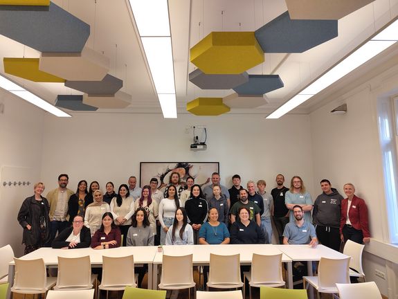 Gruppenfoto von Ausbildner_innen, Lehrlinge und Ansprechperson. 