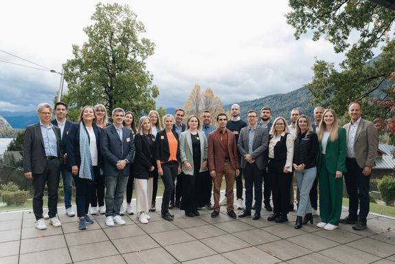 [Translate to English:] Porsche Holding MBA Gruppenfoto