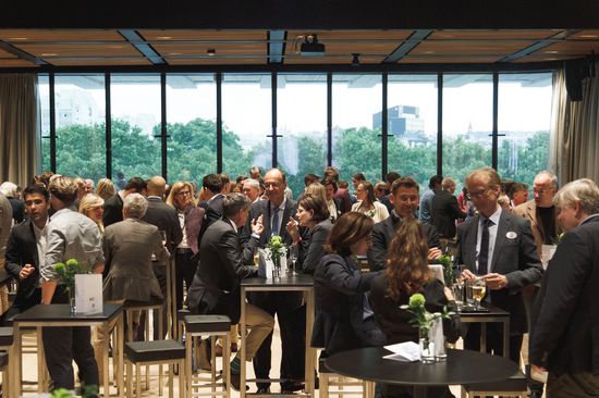 [Translate to English:] Gäste im Wien Museum, Ausblick auf Karlsplatz