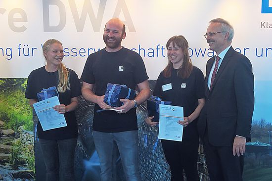 Das siegreiche Team: Daniela Reif, Joseph Tauber, Lydia Jahn. Rechts: Otto Schaaf, Präsident der DWA