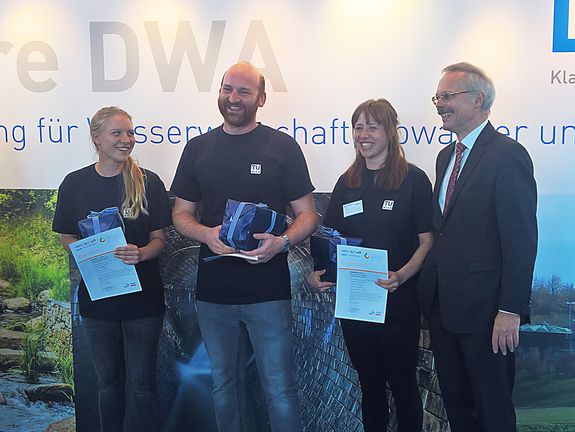 Das siegreiche Team: Daniela Reif, Joseph Tauber, Lydia Jahn. Rechts: Otto Schaaf, Präsident der DWA Das siegreiche Team: Daniela Reif, Joseph Tauber, Lydia Jahn. Rechts: Otto Schaaf, Präsident der DWA