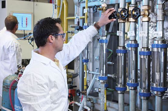 Arbeiten an den Versuchsanlagen am Institut für Verfahrenstechnik