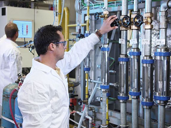 Arbeiten an den Versuchsanlagen am Institut für Verfahrenstechnik