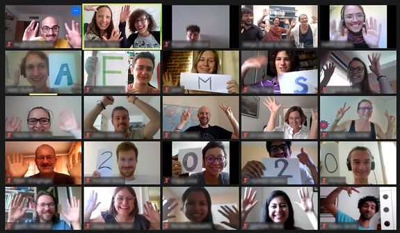 Fröhlicher Screenshot eines Workshops im Videochat mit circa 30 Teilnehmenden. 