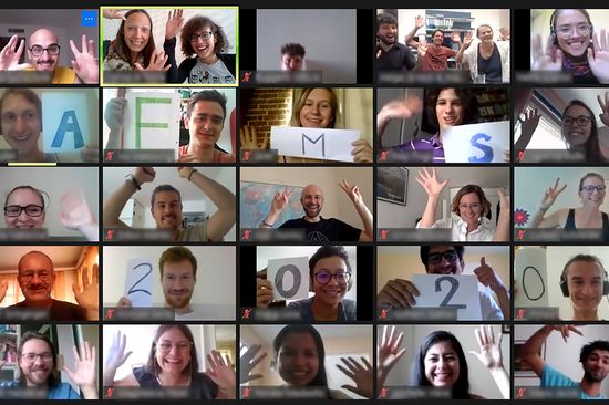 Fröhlicher Screenshot eines Workshops im Videochat mit circa 30 Teilnehmenden. 