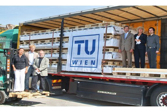Beim Abtransport v.l.n.r.: Karin Stieldorf, Claus Schnetzer, Theodor Zillner, Johannes Hahn, Sabine Seidler und Gregor Pils Beim Abtransport v.l.n.r.: Karin Stieldorf, Claus Schnetzer, Theodor Zillner, Johannes Hahn, Sabine Seidler und Gregor Pils
