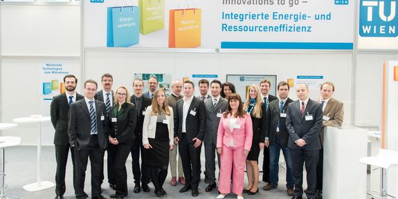 Gruppenbild des TU Wien-Teams mit Irene Braunsteiner von der WKO