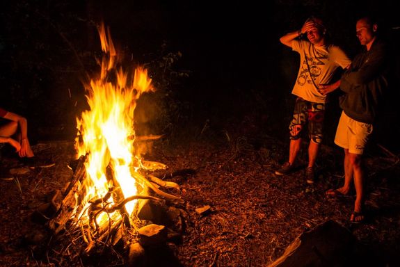 Leute am Feuer