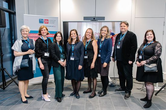 Gruppenfoto Menschen stehend