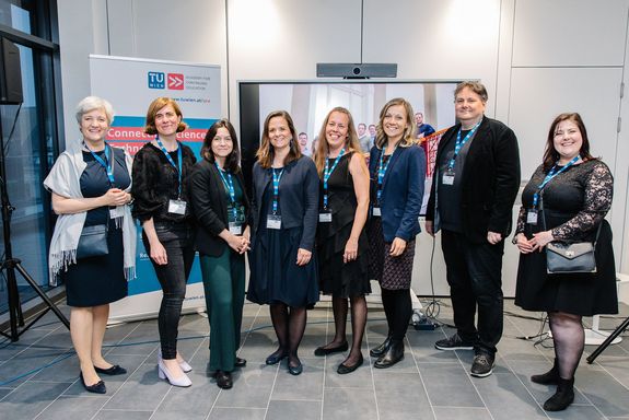 Gruppenfoto Menschen stehend