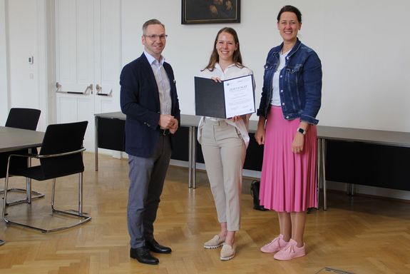 Personen stehend Roland Schmid, Bettina Röthlin und Jasmin Gründling-Riener (von links)