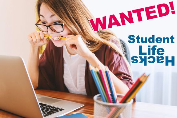 Frau mit Blick auf den Laptop beisst unterhaltsam in einen Bundstift.