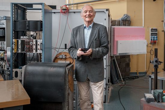 Prof. Helmut Rauch steht in Laborumgebung.