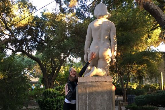 Statue im Park, Besucherin