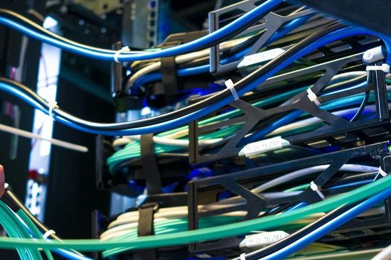 Abbildung der Rückseite eines Serverracks mit Anschluessen und Kabeln