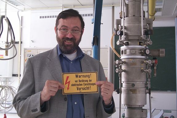 [Translate to English:] Unregelmäßigere Strukturen, mit unterschiedlich großen, ineinander verwobenen Ringen.