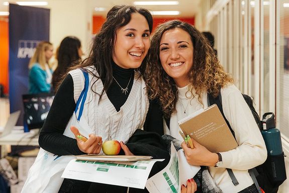 2 junge Damen auf dem welcome.day 2022